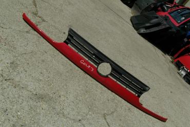 Volkswagen Golf III piros színű bajuszléc hűtőráccsal!Gyári...