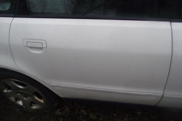 Audi A4 jobb hátsó ajtó! Fehér színű!Az ár a csupasz lemezt...