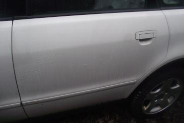 Audi A4 bal hátsó ajtó! Fehér színű!Az ár a csupasz lemezt...