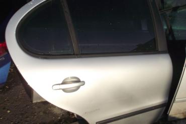 Seat Leon &#039;2001&#039; jobb hátsó ajtó! Ezüst színű! Az ajtó ára a...