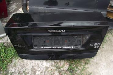 Volvo S60 csomagtérajtó! Fekete színű! Az ajtó ára a csupasz lemezt...