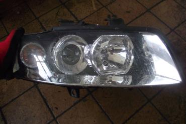 Audi A4 B6 jobb első lámpa (fényszóró)!