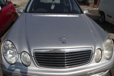 Mercedes W211 E-osztály &#039;2004&#039; motorháztető! Ezüst színű!A belseje...